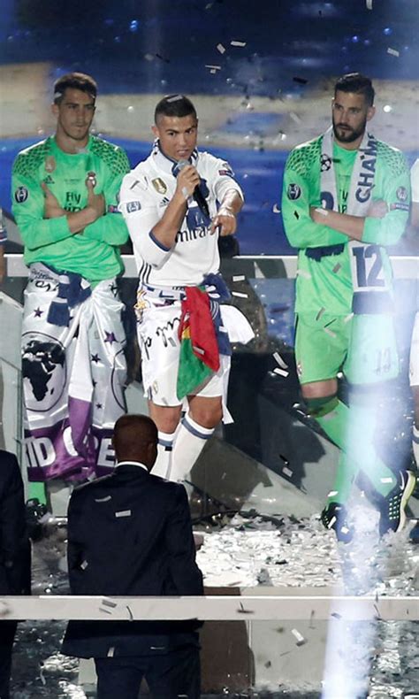 Watch: Ronaldo sings 'Cristiano, Ballon d'Or!' at Real Madrid UCL title celebration | FOX Sports