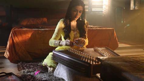 Eisha Singh learns to play the Santoor for Zee TV’s Ishq Subhan Allah