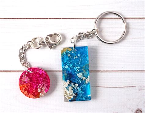 DIY Alcohol Ink Resin Keychains - Resin Crafts Blog