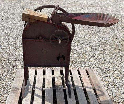 Antique International corn sheller - Schneider Auctioneers LLC