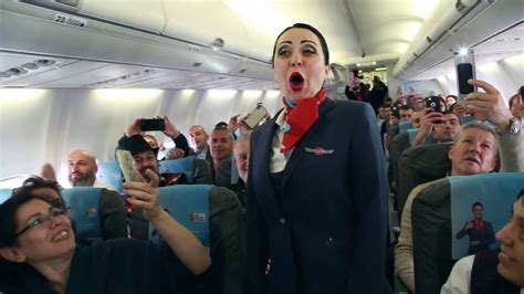 Flash Mob - Singing an opera on a plane (HD) 🎵💃🏽 - YouTube