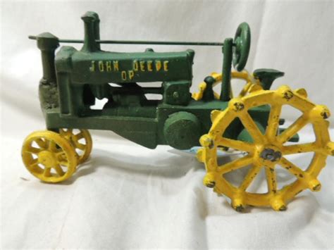 CAST IRON JOHN DEERE TRACTOR TOY