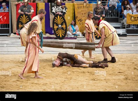 Dead gladiator hi-res stock photography and images - Alamy