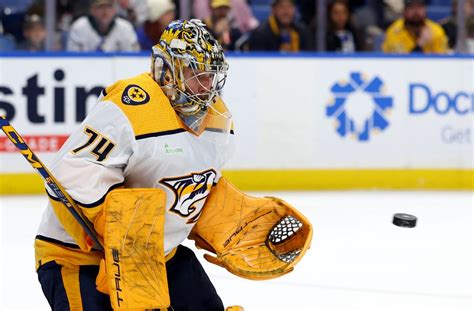 Predators, Blackhawks try to find footing in Chicago