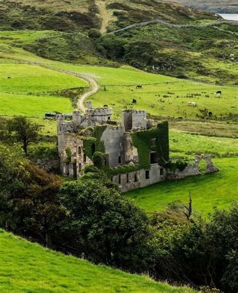 Clifden Castle / Ireland (by Bob Atkinson). - It's a beautiful world