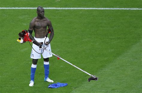 Balotelli Celebration / Balotelli | Mario Balotelli's Goal Celebration ...