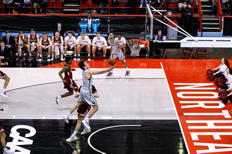 Men’s basketball holds Elon scoreless in overtime, wins 4th in a row ...