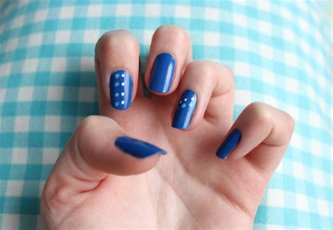 floral and feather: Weekend nail art - blue