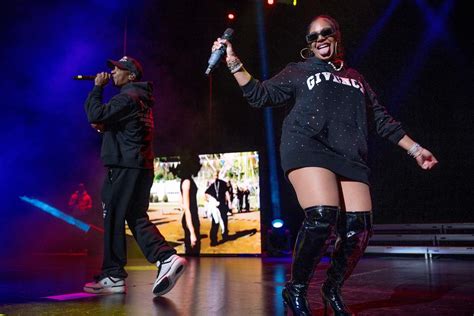 R&B Singer Ashanti, Reportedly Pregnant, Performs in Front of a Huge Crowd