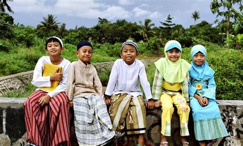 Populasi Agama di Indonesia [ Jumlah Pemeluk Islam turun menjadi 82% ] (2019) - Afrid Fransisco