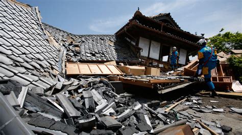 Aftershocks, widespread damage hit Japan after 6.5-magnitude quake ...