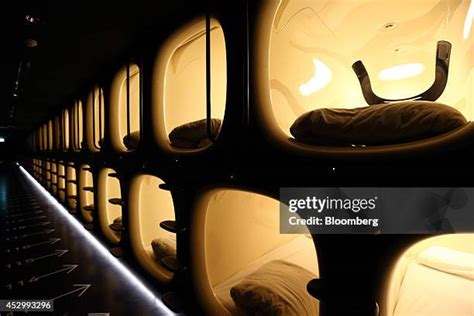 18 Inside Nine Hours Capsule Hotel At Narita Airport Stock Photos, High ...