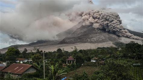 TBW: Kanlaon Volcano in Negros Philippines erupts ash 1,500 meters above the crater