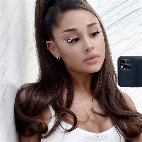 13 Stunning Ariana Grande Makeup Looks from Over the Years