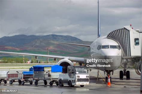 1,208 Cargo Aircraft Loading Stock Photos, High-Res Pictures, and Images - Getty Images