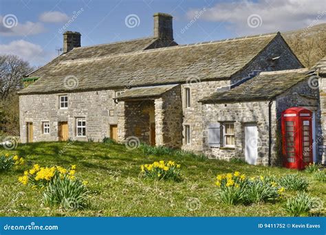 English Cottage in Countryside Stock Photo - Image of picturesque, nature: 9411752