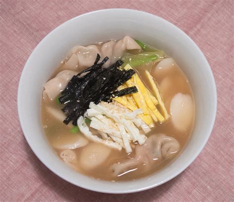 Mandu Guk (만두국) - Dumpling Soup Recipe - Everybunny Eats