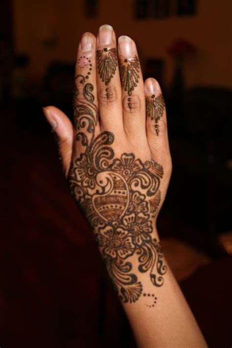 Pakistan Cricket Player: Arabic Henna Design