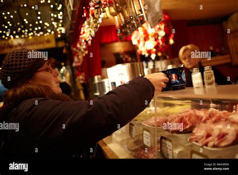 food stall, Christmas market Vienna Stock Photo - Alamy