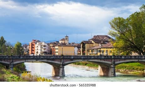 425 Parma river: immagini, foto stock e grafica vettoriale | Shutterstock