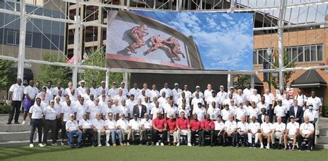 Class of 2022 enjoys photo with returning Pro Football Hall of Famers