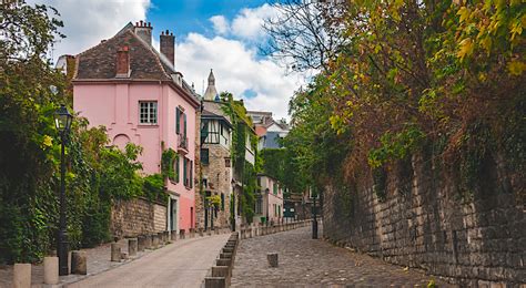 A Paris Guide: A Walk Through Montmartre