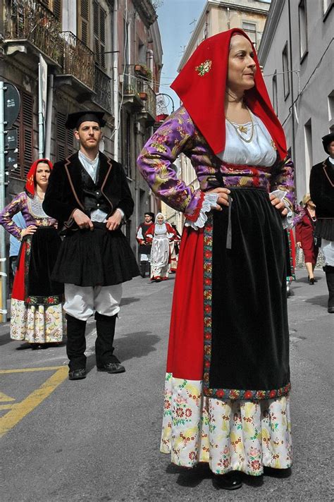 Sardinian Folk Costumes - Costumi Sardi: Baunei | Traditional outfits ...