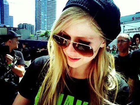 Avril Lavigne | Square sunglasses women, Sunglasses women, Sunglasses