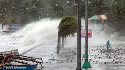Super typhoon smashes into Philippines