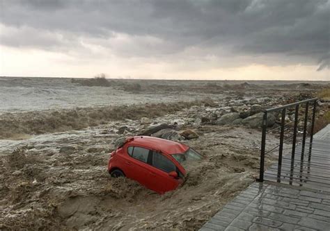 Two Dead From Floods Following Torrential Rain in Central Greece - GreekReporter.com