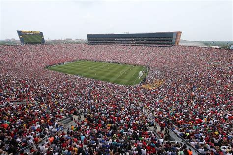 Picture of the Day: The Largest US Soccer Crowd Ever » TwistedSifter