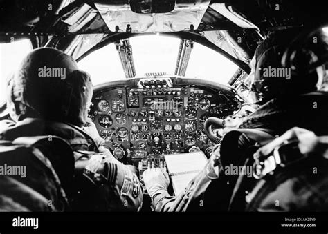 Im engen Cockpit der Avro Vulcan XH558 drauf s dauern je Flug der RAF in Großbritannien ...