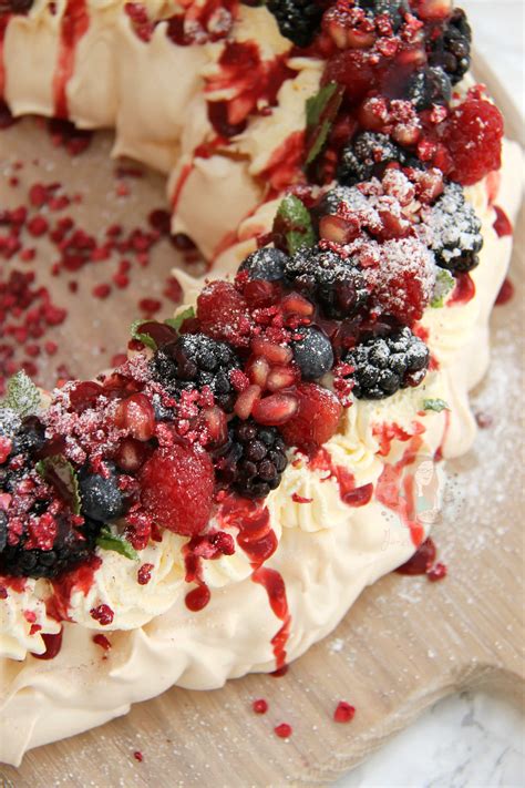 Christmas Pavlova Wreath! - Jane's Patisserie