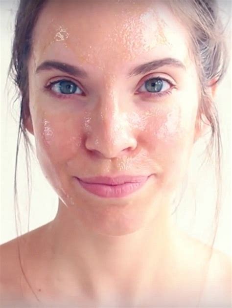 This One Thing Can Fix Acne-Prone Skin—and It's Already in Your Pantry | Manuka honey mask ...