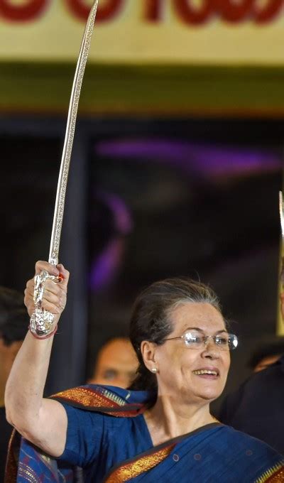 Sonia Gandhi Unveils Late DMK Chief M Karunanidhi Statue In Chennai ...