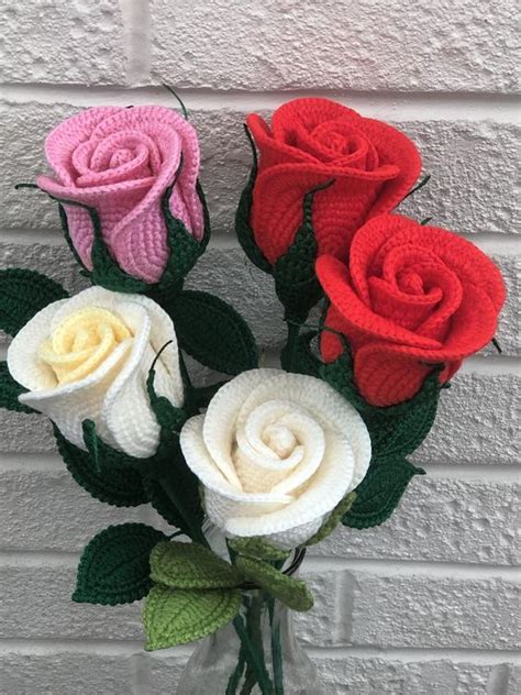 Te enseñamos cómo hacer hermosas rosas eternas tejidas a crochet ~ lodijoella