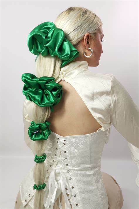 May Birthstone Scrunchie - Emerald - Various Sizes - Headband | Capelli fai da te, Accessori ...