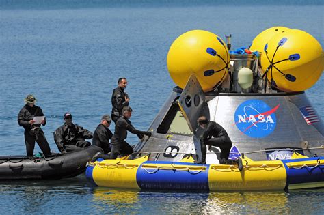 How do space capsules float on water? - Space Exploration Stack Exchange