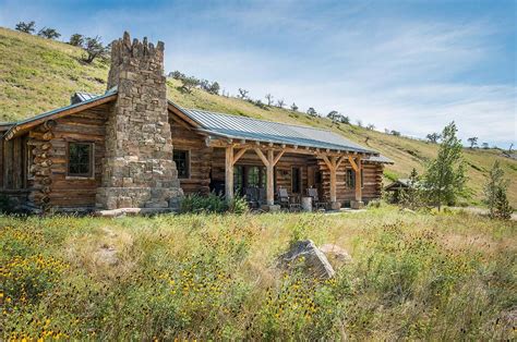 Rustikal-moderne Bergfarm in der rauen Montana Landschaft