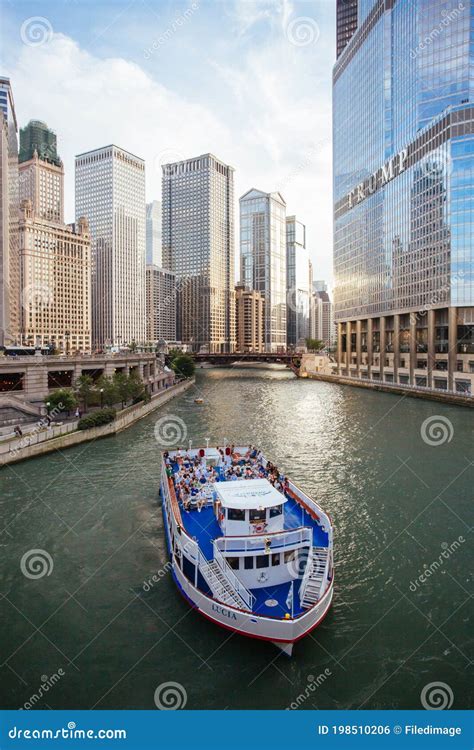 Chicago River Skyline and Trump Tower Editorial Photo - Image of light ...