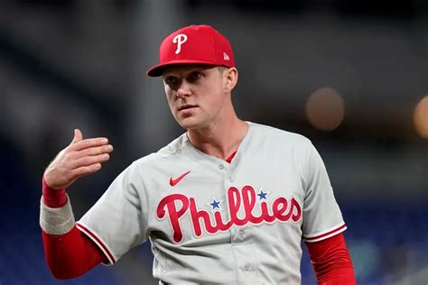 X-rays negative on Phillies’ Rhys Hoskins’ right hand after hit-by-pitch scare