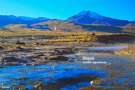 Lanskap Dramatis Aliran Sungai Tatio Geysers Saat Matahari Terbit Dan Padang Rumput Gurun ...