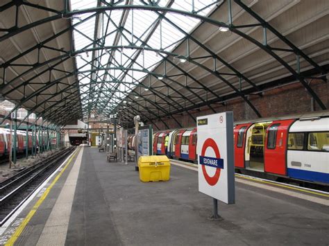 Edgware tube station platforms © Mike Quinn cc-by-sa/2.0 :: Geograph Britain and Ireland