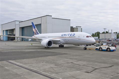 United Airlines Rolls Out Their First Boeing 787 Dreamliner ...