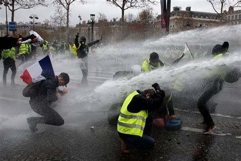 The Yellow Vest Protests in France, what does it mean for Macron? – Qutnyti