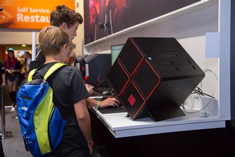 Besucher probieren Omen Gaming PC aus | 🔍 Plaghunter protec… | Flickr