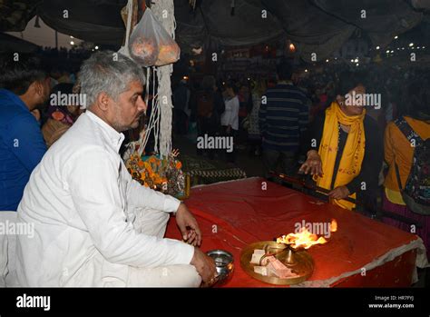 Priest performs religious Aarti ceremony at Har Ki Pauri Stock Photo ...