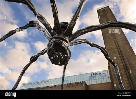 Sculpture "Mother" by Louise Bourgeois of a giant spider in front of Tate Modern Stock Photo - Alamy