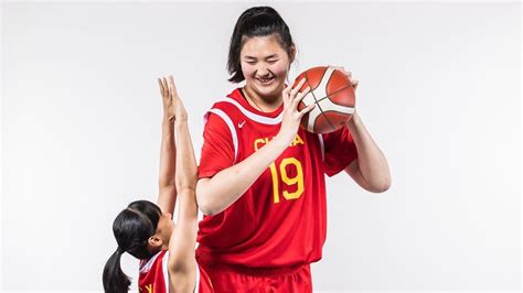 Zhang Ziyu, la jugadora china de 17 años y 2,20 m llamada a reinar en el baloncesto