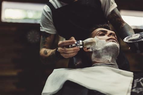 23 Top Tricks from Barbers on Shaving Properly | Barber shop, Barber ...